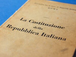 Copia d’epoca della Costituzione della Repubblica Italiana